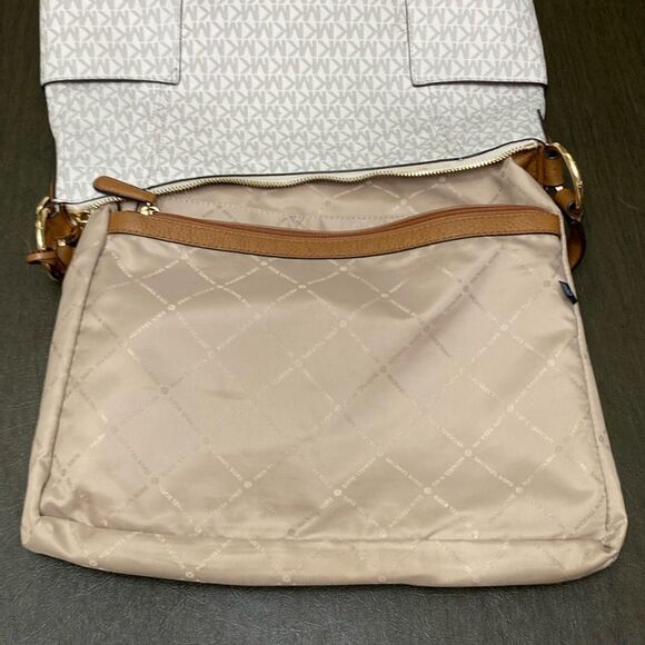 Michael Kors Anita Large Convertible Shoulder Bag vanilla monogram pattern. 2pc - Picture 16 of 16
